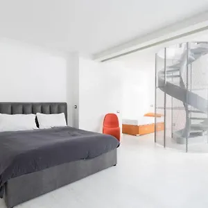 Unique 4 Storey House On Naviglio 4bd, 4bt Apartment